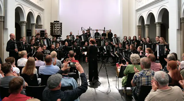 Finale des Gemeinschaftskonzertes in der Trinitatiskirche mit den Jugendakkordeonorchestern des Landes Nordrhein-Westfalen und der Schweiz unter Leitung von Peter Lohmar bzw. Yvonne Glur.  | Foto: Anita Brandtstäter 