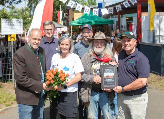 Viel Engagement für die Feier (v.l.): Markus Hetzenegger, Ortsring-Mitglied Stephan von Seidlitz, Nicole Meynen (kommissarische Rektorin) und weitere Ortsring-Mitglieder: Dirk Winkler (Vorsitzende), Trapper Alois (Alois Schülter) und Pressesprecher Ulrich Gürster. Foto: Axel König