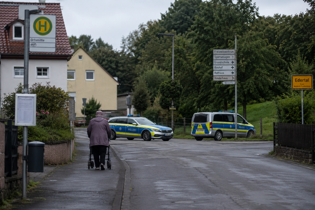 Symbolbild einer Personensuche. Das Bild zeigt nicht den realen Ort oder Beteiligte. Symbolbild KI-generiert, kein echtes Foto. | Foto: KI-generiert mit ChatGPT/OpenAI