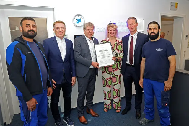 Laura und Martin Günther (2.v.r.) freuten sich über die Auszeichnung mit dem Integrationspreis Handwerk NRW, die HWK-Präsident Thomas Radermacher (3.v.l.) und Hauptgeschäftsführer Dr. Erik Werdel (2.v.l.) im Betrieb vornahmen. Der Betrieb beschäftigt zahlreiche Mitarbeitende mit internationalem Hintergrund, darunter Hussein Waka (l.) aus Pakistan und Bassel Hamam aus Syrien (r.). | Foto: Arne Schröder, Handwerkskammer zu Köln