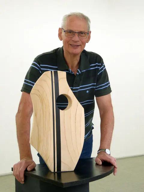 Freut sich auf die Besucher: Wilfried Vonderbank in der LohmART-Kunsthalle. | Foto: Wilfried Vonderbank