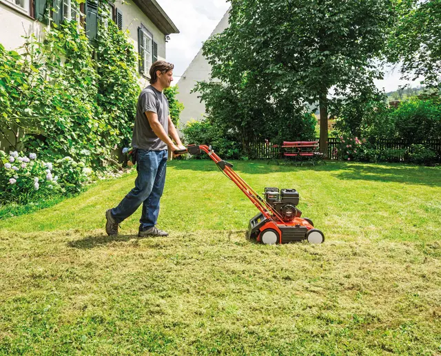 Elektroantrieb mit Akku oder ein leistungsstarker Benzinmotor: Beide Varianten bieten bei Rasenmähern ihre jeweiligen Vorteile. Foto: DJD/www.greenbase.de