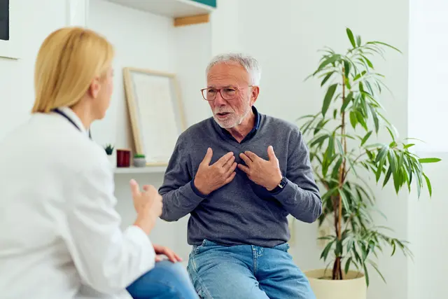 Eine vertrauensvolle Kommunikation zwischen Ärzten und Patienten verlangt uneingeschränkte Aufmerksamkeit. Foto: DJD/Doctolib/Getty Images/nortonrsx