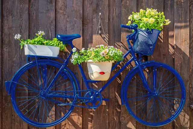 Kreatives Upcycling: Selbst ein ausgedientes Fahrrad bekommt durch einen Metallschutz-Lack ein zweites Leben und wird zum außergewöhnlichen Hingucker. Foto: DJD/Akzo Nobel/Hammerite/Ralf Geithe/Shutterstock
