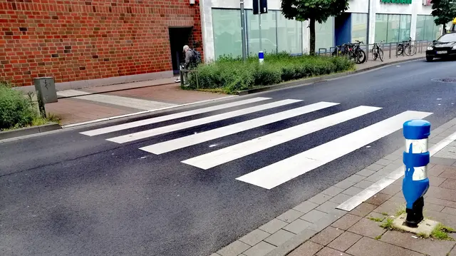 Zebrastreifen in Brühl wie hier in der Uhlstraße, werden oftmals von Autofahrern ignoriert, sehr zum Entsetzen der Anwohner und Passanten.  | Foto: Heike Löhrer