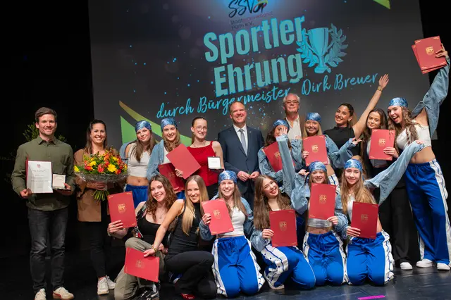 Speerwerfer Manuel Croon, Cable-Wakeboarderin Julia Rick und die Tanzcrew „Chaos Perfection“  sind Hürths Sportler des Jahres. 
 | Foto: Stadt Hürth/Giuseppe Piliero