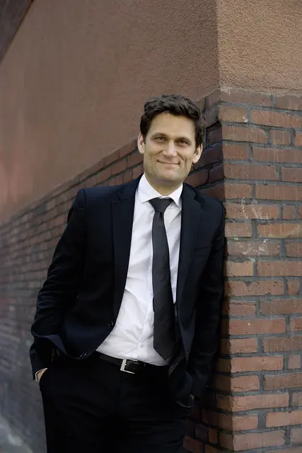 Christian Ehring, bekannt aus den TV-Formaten extra 3 und Heute Show, präsentiert sein Soloprogramm „Versöhnung“ im Hürther Bürgerhaus. | Foto: Horst Klein