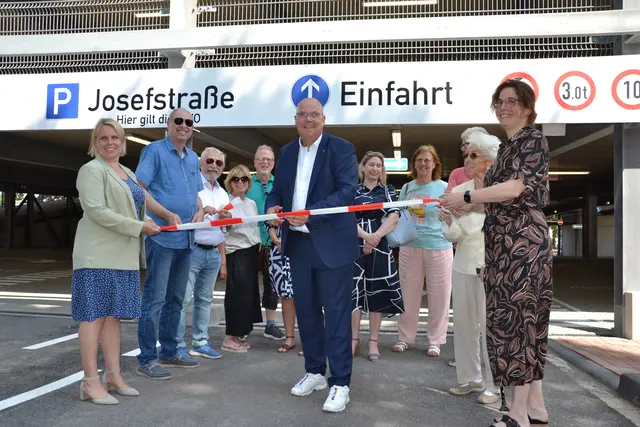 Bürgermeister Uwe Tietz machte den Weg frei für die Einfahrt in das neue Parkhaus Josefstraße.  | Foto: Lars Kindermann
