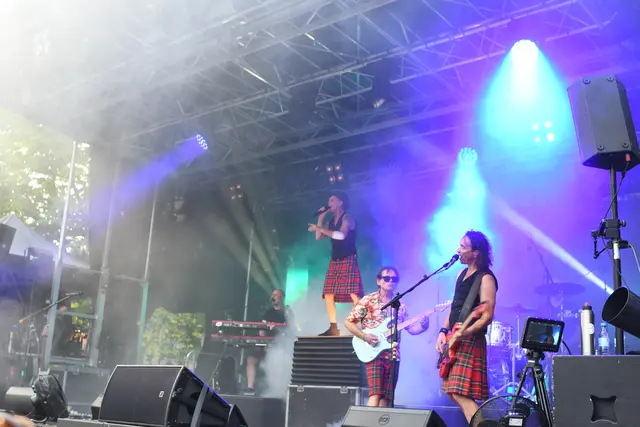 Die Kölschrocker von Brings begeisterten 3.000 Fans auf dem Wendelinusplatz in Berrenrath. | Foto: Foto  Brodüffel