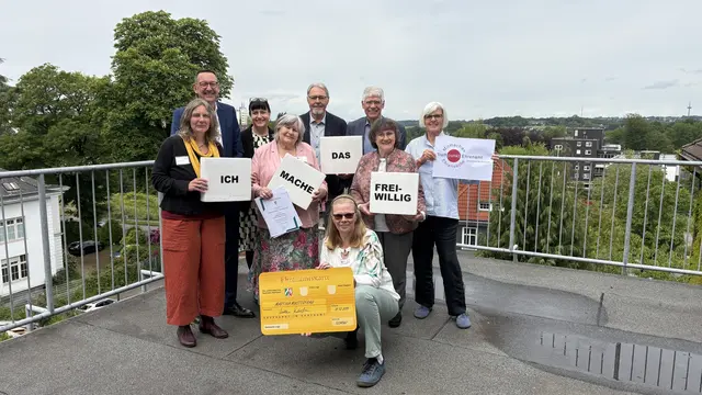 Hintere Reihe v.l.: Bürgermeister Dirk Runge, Stephanie Krause (Vorstandsvorsitzende der Landesarbeitsgemeinschaft der Freiwilligenagenturen in NRW e.V.), Hermann Greger (Gründungsmitglied Treffpunkt Ehrenamt) und Dr. Johannes Schrage (Vorstand Der Kinderschutzbund - Ortsverband Burscheid) sowie vordere Reihe v.l.: Nicole Behling (Sozialer Dienst Ev. Altenzentrum Luchtenberg-Richartz-Haus), Silke Riemscheid (Treffpunkt Ehrenamt), Gisela Prägler-Hoth (Treffpunkt Ehrenamt), Petra Wehner (Treffpunkt Ehrenamt) und vorne Karen Göbel (Treffpunkt Ehrenamt). Foto: Stadt Burscheid