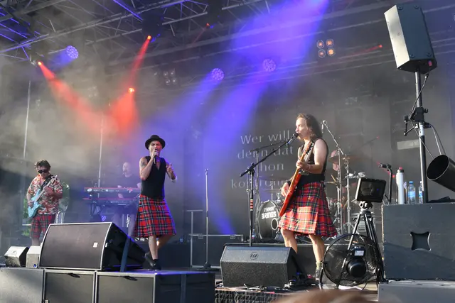 Mitreißende Performance: Brings begeisterten 3.000 Fans auf dem Wendelinusplatz. | Foto: Foto: Brodüffel