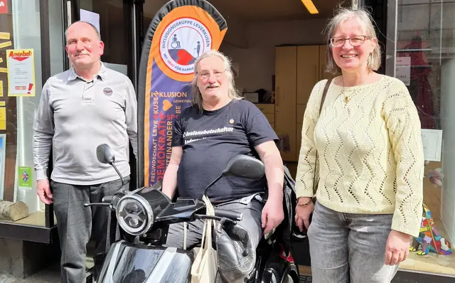 Langfristig verfolgt die Inklusionsgruppe um Andreas Hollstein (M.) Uwe Bartels und Birgit Lennarz von der Kirchengemeinde St. Stephanus Leverkusen Wiesdorf/Bürrig/Küppersteg klare Ziele: mehr Barrierefreiheit, mehr Teilhabe und ein stärkeres Miteinander. Foto: Gabi Knops-Feiler 