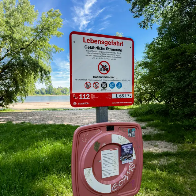 Mehrsprachige Schilder weisen auf die Gefahren am Rhein hin. | Foto: Alexander Kuffner