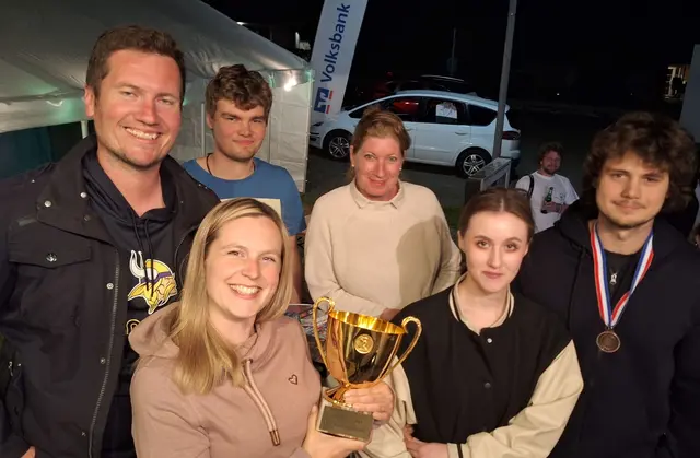 Team-Cup-Siegermannschaft wurde das „A-Team“, die Offermannsheider Nachbarn, mit (v.l.) Felix und Laura Wagner, Alex Theisen, Simone Marvulli, Emeli Schmidt und Adrian Theisen. Foto: Bodo von Kruedener