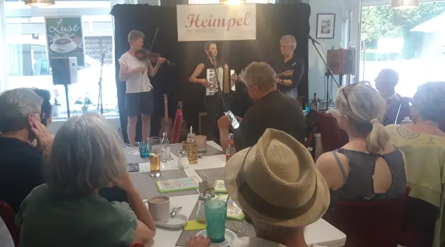 Die Liedermacherei Heimpel gastierte wieder in Mines Spatzentreff - statt des Open-Air-Konzertes gab es Heimpels "erstes Saunakonzert".  | Foto: Hoppel Grassmeier