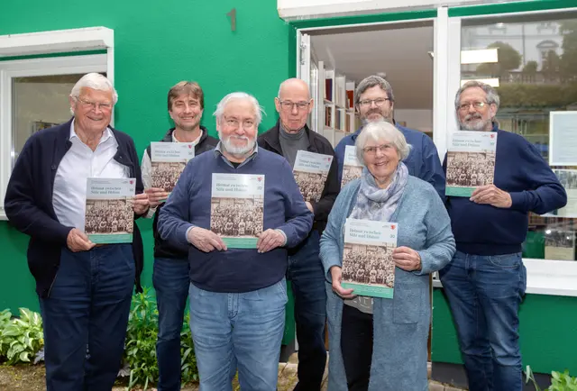 An der „Nummer 1 in der Kadettenstraße“, der Zentrale des Bergischen Geschichtsvereins Rhein-Berg (v.l.): Vorsitzender Lothar Eschbach, Autor Peter Schönfeld, Autor und Redakteur Peter Lückerath, Redakteur Hans Mittler, Autorin Ute Jülich, Autor Dr. Alexander Kierdorf und Vize-Vorsitzender, Autor und Redakteur Mark vom Hofe. Foto: Axel König
