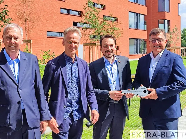Jochen König (hks Architekten), Alexander Fischer (Architekten Fischer + Fischer), Bürgermeister Matthias Großgarten und Karsten Mohr (Bereichsleiter Bauwens Construction)  | Foto: Bracker