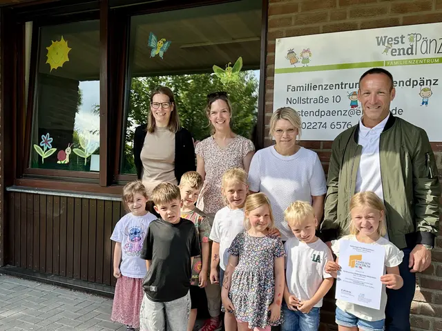 Für große Freude bei Klein und Groß sorgte die erneute Auszeichnung der „Westendpänz“ als Familienzentrum.  
 | Foto: Stadt Elsdorf 