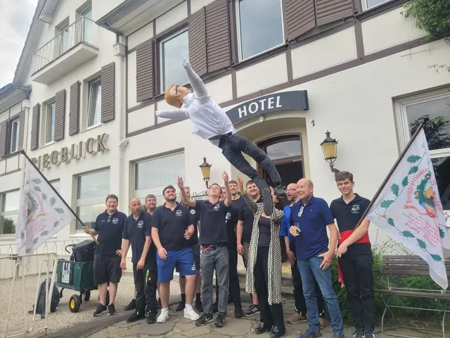 Der letzte Höhenflug des Paias: Bei einem Zwischenstopp des JGV Alt-Wolsdorf am Wolsdorfer Hotel „Siegblick“der Familie Clarenz war der „Kirmeskerl“ tatsächlich etwas abgehoben. | Foto: Junggesellenvereins und Männerreih „Eintracht“ 1895 Siegburg Alt-Wolsdorf