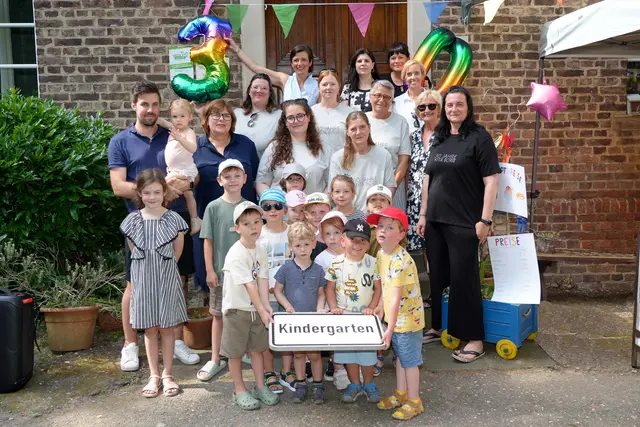Die Verantwortlichen von früher und heute feierten zusammen mit den Kindern und deren Eltern eine bunte Geburtstagsfeier zum 30-jährigen Bestehen der Kita St. Martinus in Borr.  
 | Foto: Stadt Erftstadt / Düster