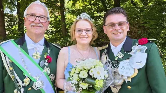 Das neue Königspaar der St. Sebastianus Schützenbruderschaft Bürrig-Küppersteg Reinhold und Anita Broser gemeinsam mit Brudermeister Anton Schmitz (r.). Foto: Gabi Knops-Feiler 