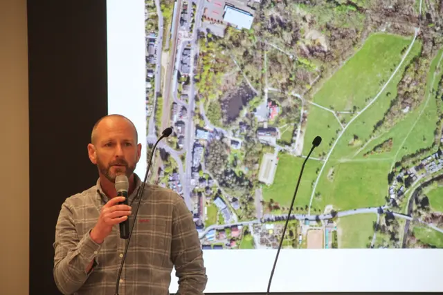 Landschaftsarchitekt Uli Moll vom Planungsbüro Strauchwerk erläutert die Pläne für ein neues Spiel- und Freizeitareal am Schloss Eulenbroich. Foto: Flick  