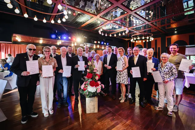 Elf verdiente Bürgerinnen und Bürger erhielten aus den Händen von Landrat Arne von Boetticher die Ehrennadel in Gold. Foto: Lukas Schulze 