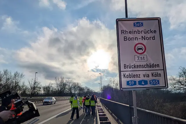 Die Sperrung für LKW scheint nicht gereicht zu haben. Aufgrund akuter Schäden wird die Nordbrücke nun für den gesamten Verkehr gesperrt.  | Foto: jld