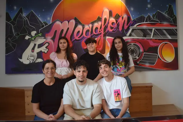Megafon-Pädagogin Giovanna Lombardo (l. unten) hatte, unter anderem mit Stella, Dani, Sarah (oben v.l.) sowie mit Gabriele und Mohammad (unten v.l.), eindrucksvolle Erlebnisse. Foto: Hoeck