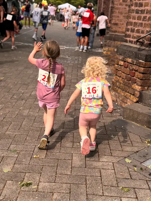 Kleine Menschen aus der KiTa St. Thomas waren in Urfeld unterwegs, um ihrem Kindergarten zu helfen - sie alle liefen zusammen genau 831 Runden um die ehrwürdige Kirche, die dem Kindergarten seinen Namen gab. | Foto: Nina Ahldag
