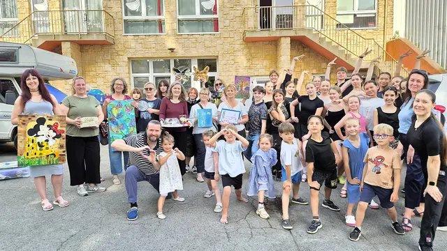 Zum zweiten Mal wird das „Wiesdorfer Kunstfestival“ zur Bühne für Künstler und Kulturschaffende aus verschiedenen Nationen. Mitwirkende sind unter anderem etliche Tänzerinnen und Tänzer aus der Ukraine. Foto: Gabi Knops-Feiler 