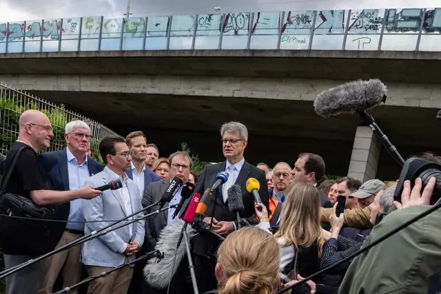 Am zweiten Tag nach der Vollsperrung der Rheinbrücke Bonn-Nord (Friedrich-Ebert-Brücke / A565) hat sich Bundesverkehrsminister Patrick Schnieder vor Ort ein Bild der Lage gemacht. | Foto: picture alliance/dpa, Benjamin Westhoff