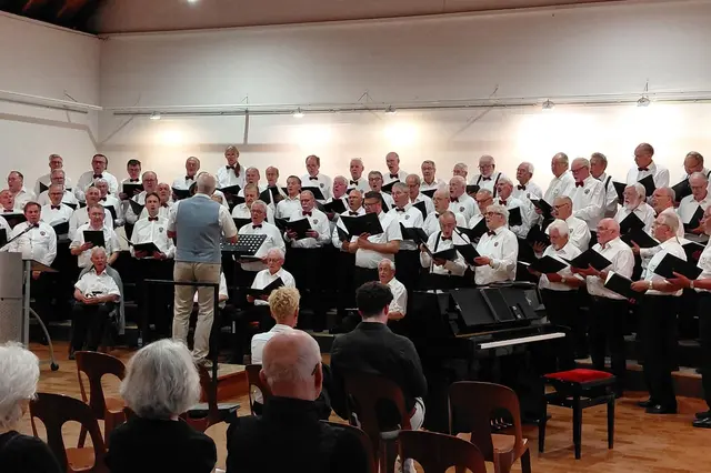 Finale des Scheunenkonzertes des Männer-Gesang-Vereins 1844 Wesseling e.V. gemeinsam mit dem Vriendenkoor Echt unter Leitung von Guido Wilhelmy.  | Foto: Susanne Lanzrath