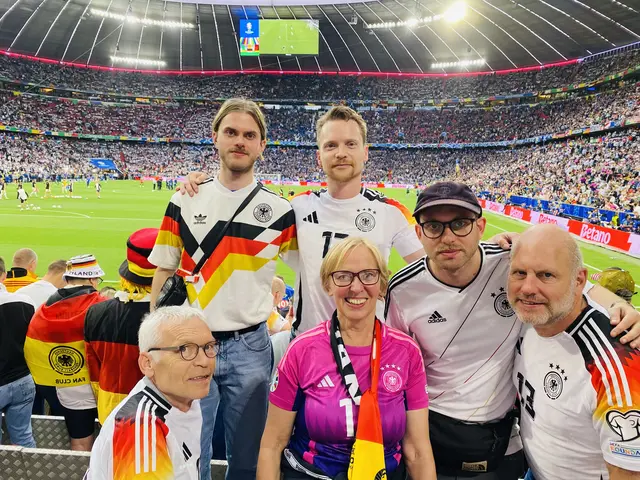 Die „Eifel-Buure“ Wilfried, Felix, Jens, Dagmar, Niklas und Joachim (v.l.) beim Eröffnungsspiel der Heim-EM 2024 gegen Schottland. | Foto: privat