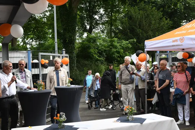 Bürgermeister Marc Prokop lobte das vorbildliche Engagement des Tafelteams um Andreas Stange (3.v.l.). | Foto: Foto Brodüffel