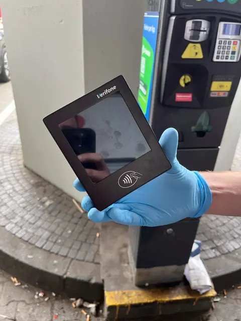 Dieses unscheinbare Gerät fanden die Beamten an einem Parkautomaten. Es dient dazu Kartendaten unerlaubt von Parkenden zu sammeln. | Foto: Polizei Köln