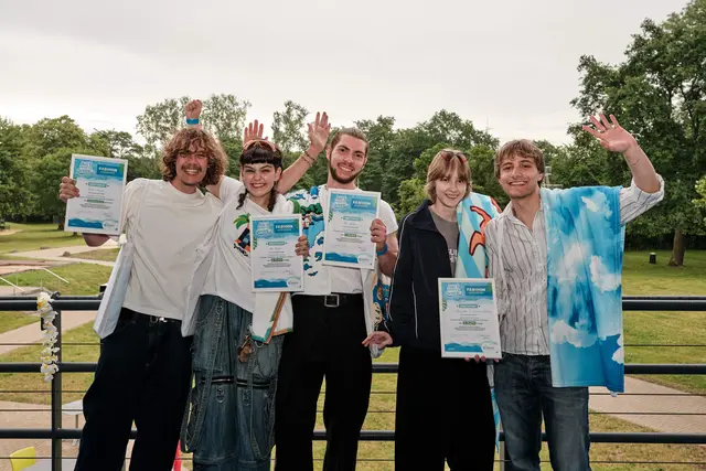 Feierlicher Abschluss der ersten Fashion-Vernissage im AGGUA (v.l.n.r.): Julian Kremer (Publikumspreis), Veronika Mykhlych und Elias Daffe (geteilter 3. Platz), Tim Krüger (1. Platz), Kuratorin Heike Kirchhoff, RSAK-Dozentin und Anja Eichholz, AGGUA-Geschäftsführerin Daniela Simon, RSAK-Dozent Klaus Honemann und davor liegend Nox Bondar (2. Platz). | Foto: @ruesing_fotografie