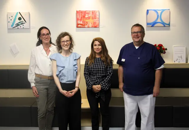 Pflegedirektorin Kerstin Weitzenkamp (l.) mit Malerin Marie Schulte sowie Klinikgeschäftsführerin Nasanin Chenari und Stefan Luther (Ärztlicher Direktor) bei der Ausstellungseröffnung | Foto: Helios Klinik Wipperfürth