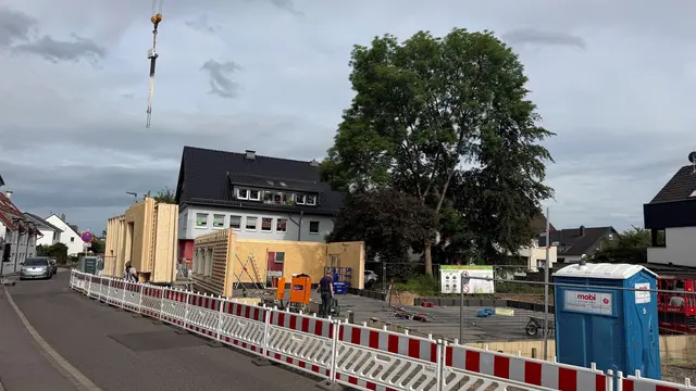 Mit dem Montagebeginn erreicht das Projekt einen weiteren wichtigen Meilenstein auf dem Weg zur Fertigstellung der neuen Kindertagesstätte. Geplant ist nunmehr eine Fertigstellung im April 2027. Foto: Stadt Bergisch Gladbach