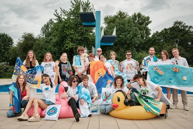 Strahlende Gesichter und kreative Energie: Alle Teilnehmenden der großen Fashion-Vernissage im AGGUA TROISDORF feiern ihre erfolgreiche Premiere.  | Foto: @ruesing_fotografie