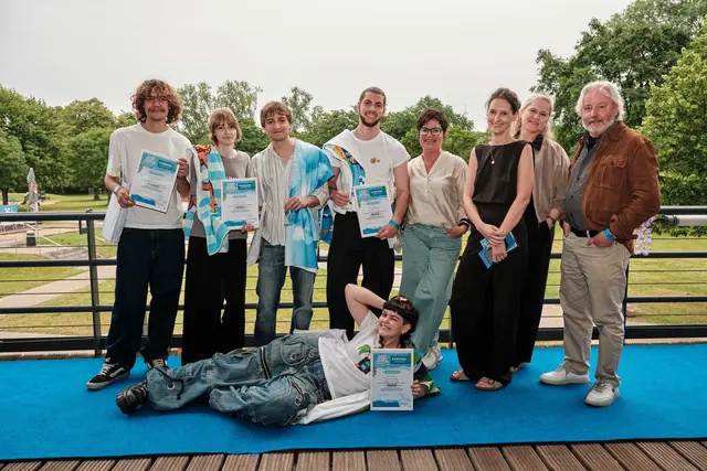 Die Gewinnerinnen und Gewinner der ersten AGGUA Fashion-Vernissage (v.l.n.r.): Julian Kremer (Publikumspreis), Nox Bondar (2. Platz), Tim Krüger (1. Platz) sowie Veronika Mykhlych und Elias Daffe (geteilter 3. Platz). | Foto: @ruesing_fotografie