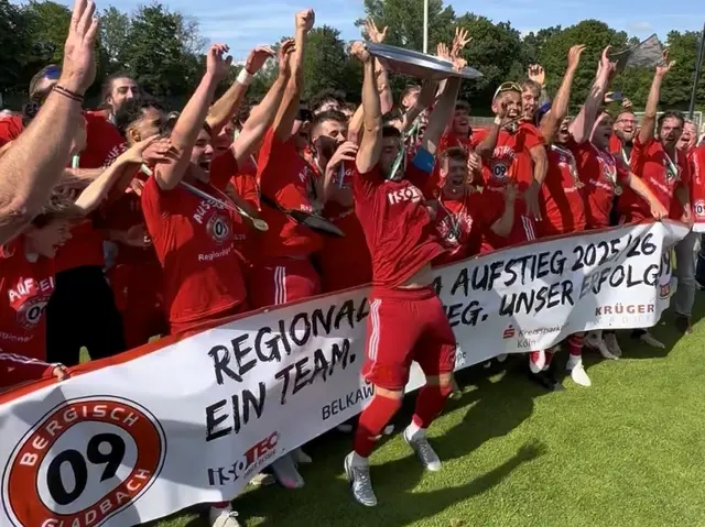 Die Mannschaft des SV Bergisch Gladbach 09 feierte ihren Sieg, ihren Mittelrheinmeistertitel und die Rückkehr in die Regionalliga West. Foto: Pedro Fatzikis