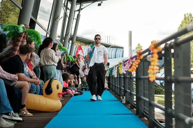 Auf dem blauen Teppich im Rampenlicht: Tim Krüger präsentiert seinen 1.-Platz-Entwurf auf dem Open-Air-Catwalk im AGGUA. | Foto: @ruesing_fotografie