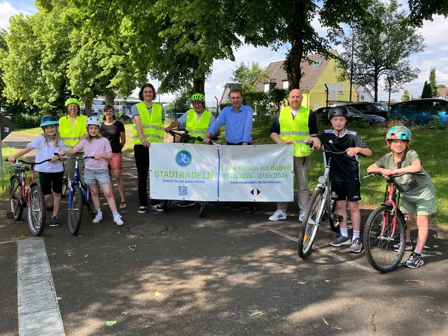 Stehen in den Startlöchern (v.l.): Bettina Zimmer (stv. Leiterin Fachbereich Mobilität und Klimaschutz), Lehrerin Catharina Lehmann, Fahrradbeauftragter Fabian Urh, Wolfgang Dedden (ADFC), Umweltdezernent Alexander Lünenbach und Malte Müller (Fachbereich Mobilität und Klimaschutz) mit Schülerinnen und Schülern der Hans-Christian-Andersen-Grundschule. Foto: Stadt Leverkusen