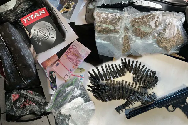 Ein Teil der sichergestellten Waffen, Drogen und des Bargeldes wurde von der Polizei zu einer Kollage zusammengefasst. | Foto: Polizei NRW