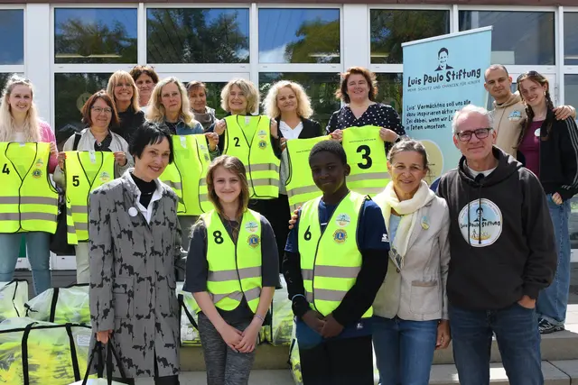 Marcus und Lilian Jochim (vorne r.) übergaben 930 Schutzwesten für die Hürther Grundschulen. | Foto: Foto Brodüffel