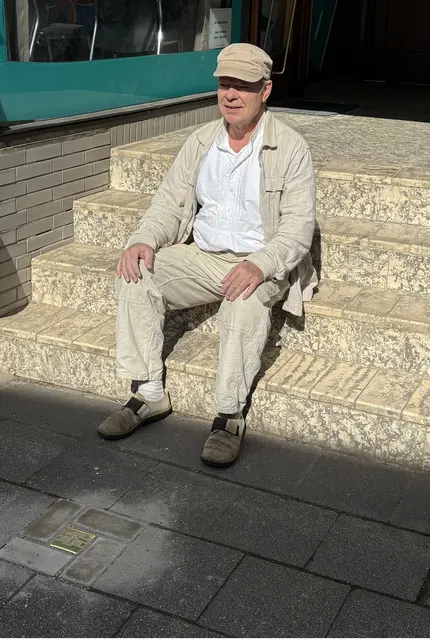 Frank-Matthias Mann verlegte den Stolperstein für Hermann Keller in Glessen. Die Aktion erinnert an Menschen, die während der Zeit des Nationalsozialismus verfolgt, deportiert und ermordet wurden.  | Foto: Andrea Floß