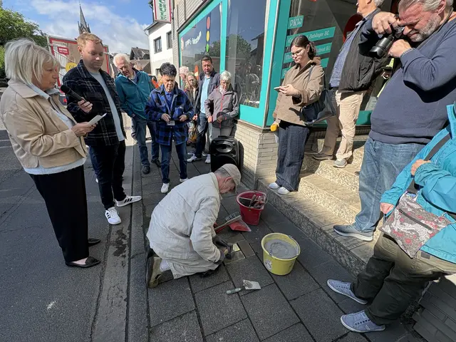 In Vertretung des Stolperstein-Iniators Gunter Demning übernahm Frank-Matthias Mann die Verlegung | Foto: Andrea Floß