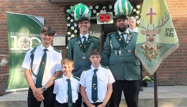 Im Vorjahr konnte sich Alexander Hofmeister (stehend l.) mit dem 329. Schuss gegen seine Mitbewerber durchsetzen und sich zugleich die Kaiserwürde der St. Hubertus Schützenbruderschaft Steinbüchel sichern. Foto: Gabi Knops-Feiler  