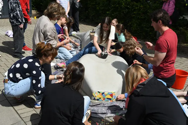 Eine Betonschlange mit bunten Mosaiken soll an Avin und Luis erinnern. | Foto: Foto Brodüffel